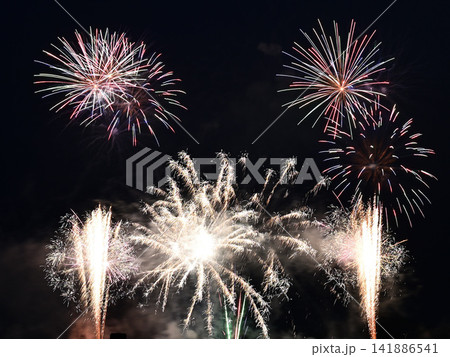 夏の夜空を彩る花火 夏の夜空を彩る花火 141886541