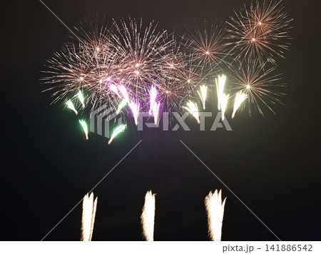 夏の夜空を彩る花火 夏の夜空を彩る花火 141886542
