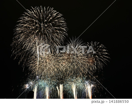 夏の夜空を彩る花火 夏の夜空を彩る花火 141886550