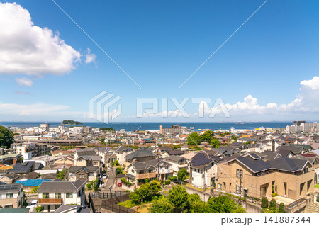 《神奈川県》日本の都市風景 真夏の青空と海沿いの横須賀の住宅街を望む(令和8年8月) 《神奈川県》日本の都市風景 真夏の青空と海沿いの横須賀の住宅街を望む(令和8年8月) 141887344