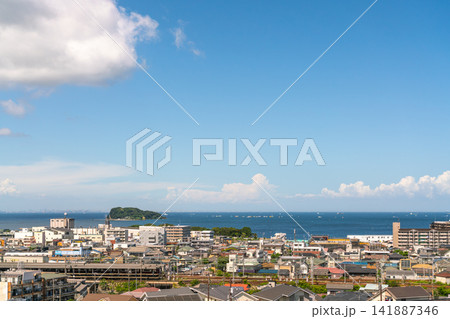 《神奈川県》日本の都市風景 真夏の青空と海沿いの横須賀の住宅街を望む(令和8年8月) 《神奈川県》日本の都市風景 真夏の青空と海沿いの横須賀の住宅街を望む(令和8年8月) 141887346