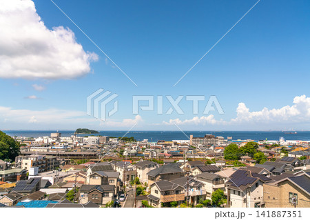 《神奈川県》日本の都市風景 真夏の青空と海沿いの横須賀の住宅街を望む(令和8年8月) 《神奈川県》日本の都市風景 真夏の青空と海沿いの横須賀の住宅街を望む(令和8年8月) 141887351