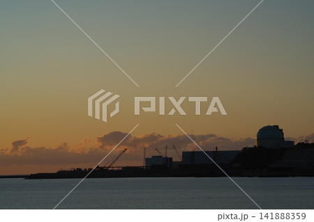 夕暮れの泊原子力発電所 141888359