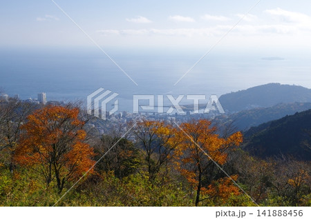 秋の伊豆スカイライン・滝知山展望台から望む熱海市街と海 秋の伊豆スカイライン・滝知山展望台から望む熱海市街と海 141888456