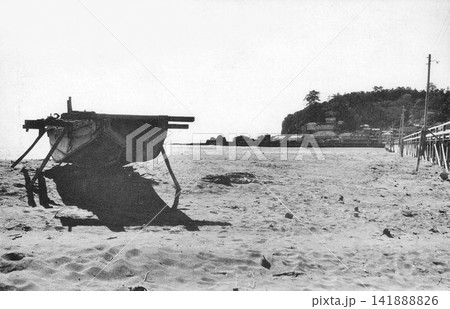 古写真 1933-1945年 神奈川県藤沢市 片瀬海岸から望む江の島 古写真 1933-1945年 神奈川県藤沢市 片瀬海岸から望む江の島 141888826