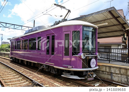 京福電鉄、鳴滝駅に停車中にモボ1形電車 京福電鉄、鳴滝駅に停車中にモボ1形電車 141889688