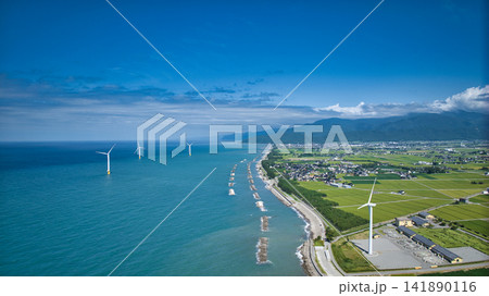 8月中旬の富山県下新川海岸の洋上風力発電風車や笹川地区の山やその向こうに見える糸魚川地区などの様子 8月中旬の富山県下新川海岸の洋上風力発電風車や笹川地区の山やその向こうに見える糸魚川地区などの様子 141890116