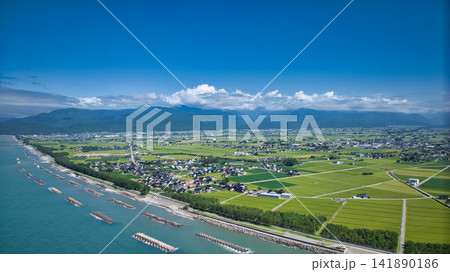 夏の富山県の黒部川扇状地の海岸線 夏の富山県の黒部川扇状地の海岸線 141890186