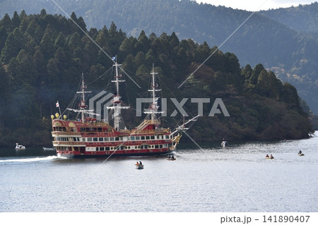 芦ノ湖を走る海賊船 141890407