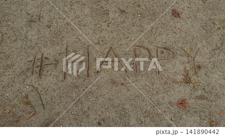 地面の砂に描かれたハッシュタグと文字 地面の砂に描かれたハッシュタグと文字 141890442