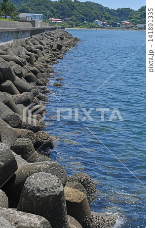 波打ち際の消波ブロック 鋸南町の青く澄んだ海原と護岸を守る重厚なテトラポッド 波打ち際の消波ブロック 鋸南町の青く澄んだ海原と護岸を守る重厚なテトラポッド 141891335