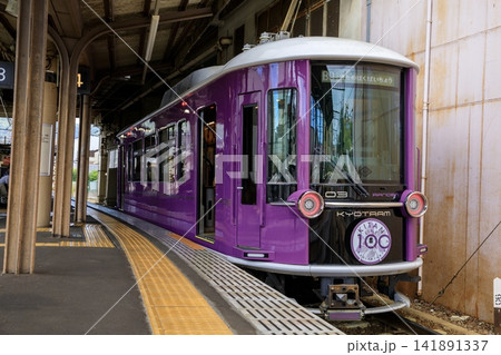 京福電鉄、帷子ノ辻駅の停車中のモボ1形電車 141891337