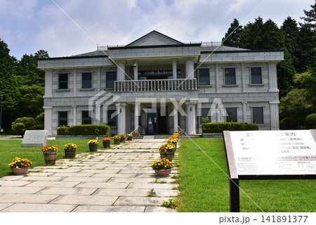 箱根町　神奈川県立恩賜箱根公園の湖畔展望館と中央広場と夏空 141891377