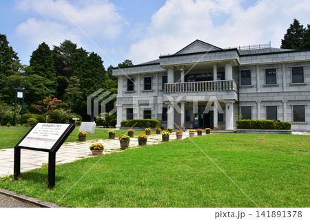 箱根町 神奈川県立恩賜箱根公園の湖畔展望館と中央広場と夏空 箱根町 神奈川県立恩賜箱根公園の湖畔展望館と中央広場と夏空 141891378