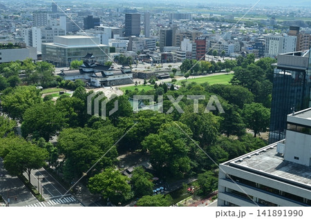 富山市役所の展望台からの眺望と富山城 富山市役所の展望台からの眺望と富山城 141891990