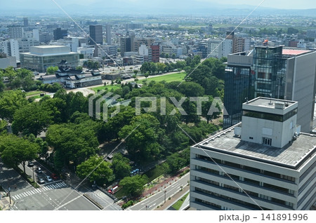 富山市役所の展望台からの眺望と富山城 141891996
