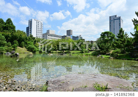 富山城址公園内の日本庭園と池(富山城) 富山城址公園内の日本庭園と池(富山城) 141892368