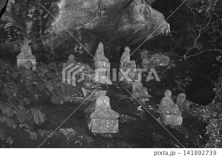 洞窟に佇む石仏群 鋸山に刻まれた歴史と静寂に包まれる無数の羅漢像 洞窟に佇む石仏群 鋸山に刻まれた歴史と静寂に包まれる無数の羅漢像 141892739