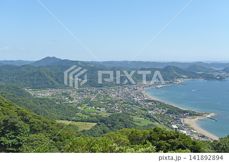 房総の豊かな山並みと海岸線 鋸山から一望する青い東京湾と広大な緑のパノラマ 房総の豊かな山並みと海岸線 鋸山から一望する青い東京湾と広大な緑のパノラマ 141892894