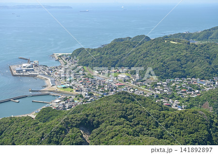 蒼海に寄り添う港町の遠景　鋸山から見下ろす金谷港の全景と新緑に包まれた浜金谷の街並み 141892897