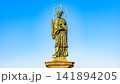 世界遺産プラハ歴史地区のカレル橋に立つ聖ヤン・ネポムツキー像 世界遺産プラハ歴史地区のカレル橋に立つ聖ヤン・ネポムツキー像 141894205