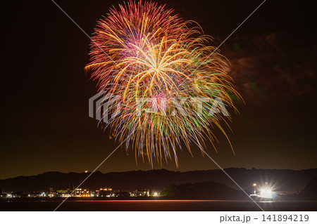 伊良湖から見た篠島ぎおん祭り・野島まつりの花火の風景(愛知県) 伊良湖から見た篠島ぎおん祭り・野島まつりの花火の風景(愛知県) 141894219