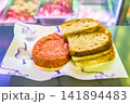 チェコ・プラハの伝統的なビーフタルタルと香ばしいパンのプレート チェコ・プラハの伝統的なビーフタルタルと香ばしいパンのプレート 141894483