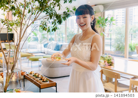 レストランウェディングで料理を楽しむ新婦 レストランウェディングで料理を楽しむ新婦 141894503