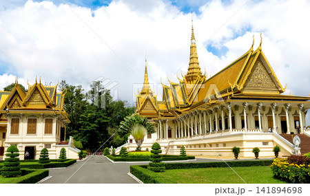 Golden Royal Palace Architecture in Phnom Penh, Cambodia 141894698