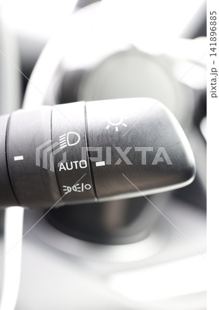 車のオートライト。ライトスイッチのAUTO機能設定。ヘッドライト制御 車のオートライト。ライトスイッチのAUTO機能設定。ヘッドライト制御 141896885