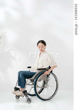車椅子に座る40代女性 141896910