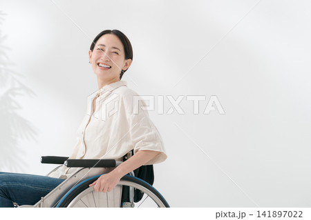 笑顔の40代車椅子ユーザー 笑顔の40代車椅子ユーザー 141897022