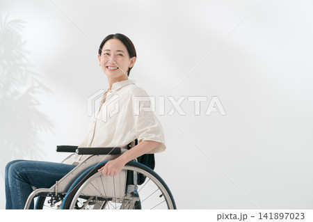 笑顔の40代車椅子ユーザー 笑顔の40代車椅子ユーザー 141897023