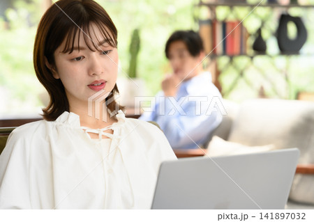 女性がノートパソコンで作業する 141897032