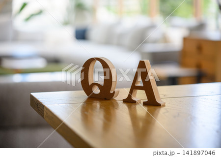 テーブルに置かれた木製のQA文字 テーブルに置かれた木製のQA文字 141897046