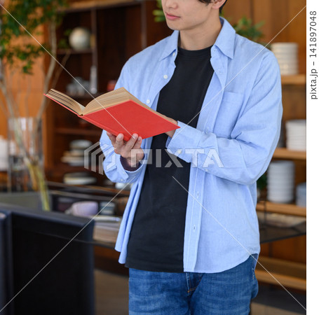 男性が本を読む 男性が本を読む 141897048