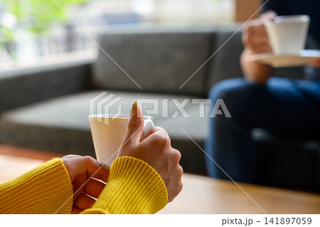 コーヒーカップを持つ女性の手 コーヒーカップを持つ女性の手 141897059