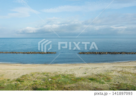 瀬波温泉から見る日本海 新潟県村上市 瀬波温泉から見る日本海 新潟県村上市 141897093