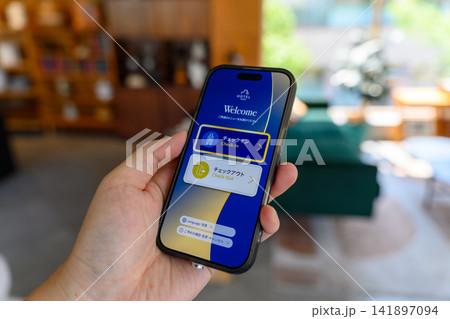スマホでホテルチェックインする画面 141897094