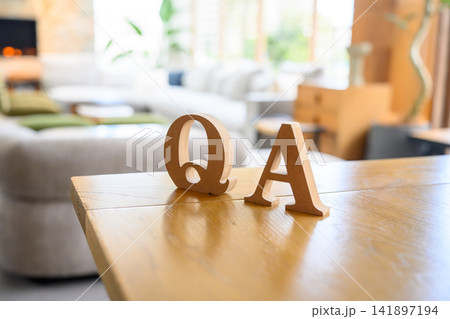 テーブルの上の木製QA文字 テーブルの上の木製QA文字 141897194