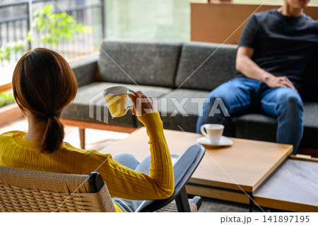 カフェでくつろぐ男女、コーヒータイム 141897195