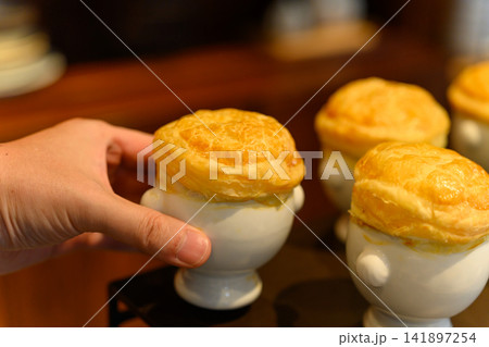 パイ生地で蓋をした熱々のスープ 141897254