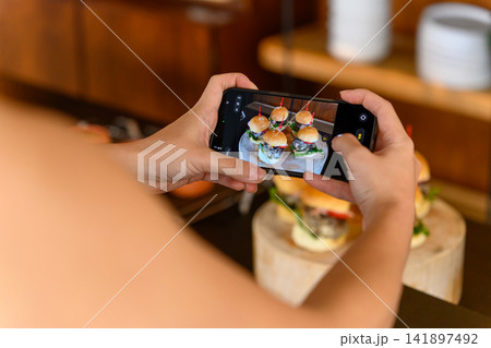 スマホでミニバーガーを撮影する スマホでミニバーガーを撮影する 141897492