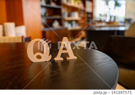 テーブルの上のQ Aの文字 テーブルの上のQ Aの文字 141897573
