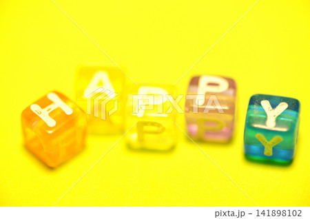 子供のおもちゃで文字あそび 子供のおもちゃで文字あそび 141898102