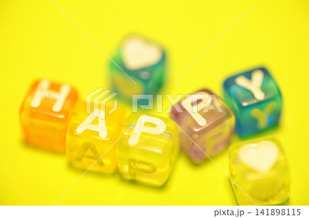 子供のおもちゃで文字あそび 子供のおもちゃで文字あそび 141898115