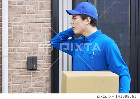 玄関で困る宅配便の配達員 玄関で困る宅配便の配達員 141898363