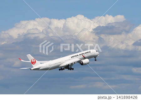 離陸する旅客機 上昇していく旅客機 羽田空港の風景 離陸する旅客機 上昇していく旅客機 羽田空港の風景 141898426