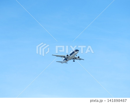 離陸した旅客機 141898487
