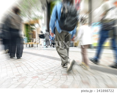 アーケード街を買い物などで歩く人々 アーケード街を買い物などで歩く人々 141898722
